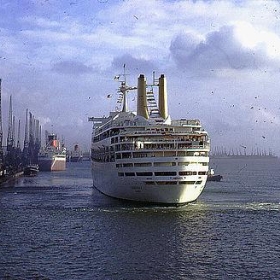 Canberra sailing from Southampton, 1967 - PhillipC