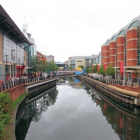 The River Kennet Flowing Through The Oracle Shopping Centre, Reading - Berkshire. - Jim Linwood