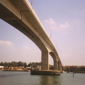 Bridge over the River Itchen - Plinkk