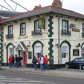 Y Turf, Wrecsam - Ben Bore (Rhys)