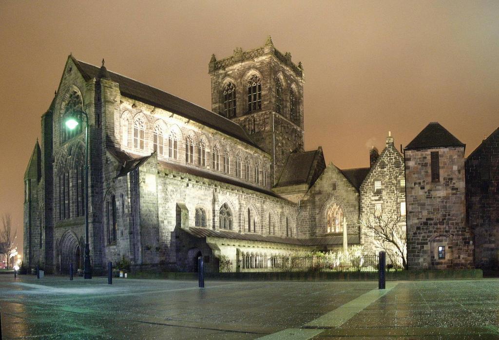 The beautiful Paisley Abbey at night